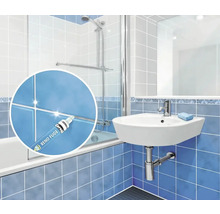 Světlá koupelna s obloženými stěnami, umyvadlem a sprchou. Detailní pohled ukazuje aplikaci popisovače na spáry Ceresit Reno Fuge na obklady.