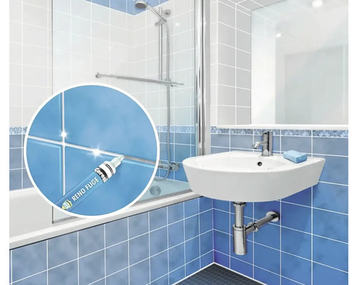 Světlá koupelna s obloženými stěnami, umyvadlem a sprchou. Detailní pohled ukazuje aplikaci popisovače na spáry Ceresit Reno Fuge na obklady.