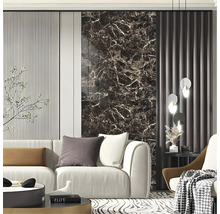 Nástěnný panel v tmavém mramorovém vzhledu v kombinaci s bílou lamelovou stěnou za pohovkou v moderním obývacím pokoji.