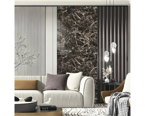 Nástěnný panel v tmavém mramorovém vzhledu v kombinaci s bílou lamelovou stěnou za pohovkou v moderním obývacím pokoji.