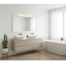 Moderní světlá koupelna se závěsnou dřevěnou skříňkou, dvěma umyvadly na desku, velkým zrcadlem a volně stojící vanou.