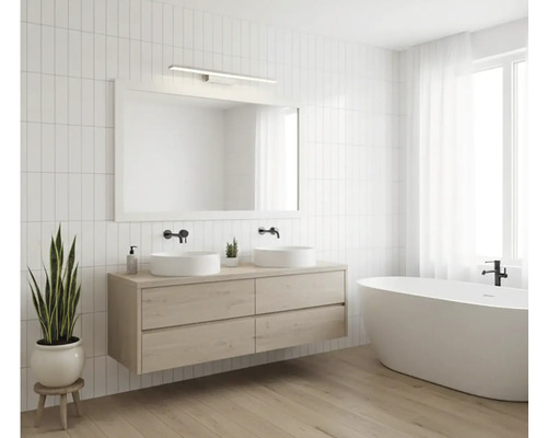 Moderní světlá koupelna se závěsnou dřevěnou skříňkou, dvěma umyvadly na desku, velkým zrcadlem a volně stojící vanou.