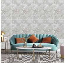 Obývací pokoj s mramorovou stěnou, tyrkysovou sametovou pohovkou s oranžovými polštáři a mramorovým konferenčním stolkem.