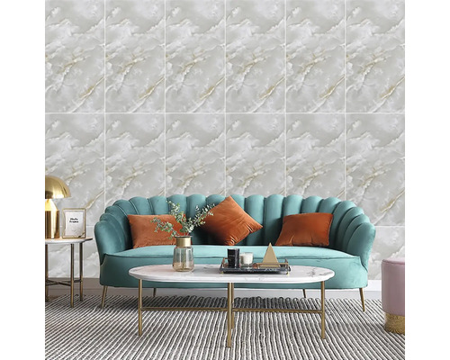 Obývací pokoj s mramorovou stěnou, tyrkysovou sametovou pohovkou s oranžovými polštáři a mramorovým konferenčním stolkem.