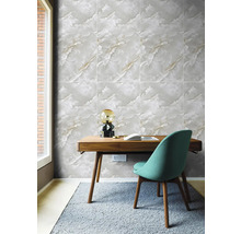 Nástěnné obklady v mramorovém vzhledu ve světlé, moderní pracovně s dřevěným psacím stolem, stolní lampou a zelenou židlí.