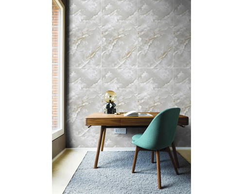 Nástěnné obklady v mramorovém vzhledu ve světlé, moderní pracovně s dřevěným psacím stolem, stolní lampou a zelenou židlí.