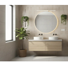 Moderní koupelna se závěsnou skříňkou v dekoru dřeva, dvěma kulatými umyvadly, černými bateriemi a velkým osvětleným kulatým zrcadlem.