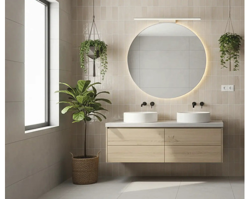 Moderní koupelna se závěsnou skříňkou v dekoru dřeva, dvěma kulatými umyvadly, černými bateriemi a velkým osvětleným kulatým zrcadlem.