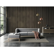 Moderní obývací pokoj s tmavě hnědým obkladem stěn s lamelovým efektem, šedou pohovkou, taburetem a kulatými kovovými závěsnými svítidly.