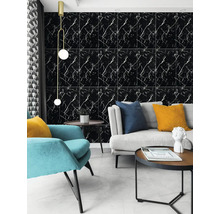 Moderní obývací stěna s černými obklady s mramorovým efektem, bílým žilkováním, světle šedou pohovkou a barevnými doplňky.