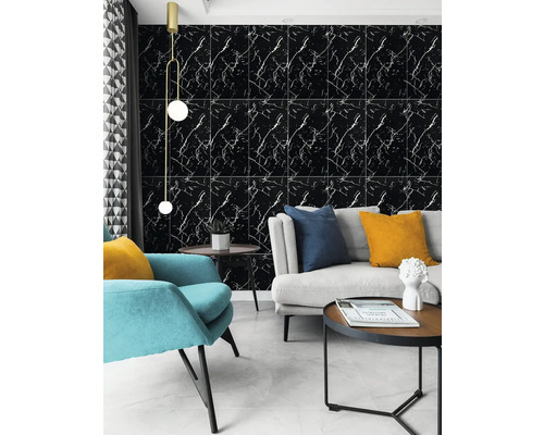 Moderní obývací stěna s černými obklady s mramorovým efektem, bílým žilkováním, světle šedou pohovkou a barevnými doplňky.