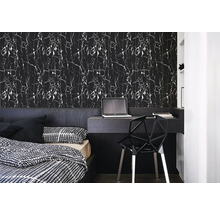 Moderní ložnice s černou tapetou s mramorovým efektem, vestavěným stolem, geometrickou židlí a postelí s černo-bílým vzorem.