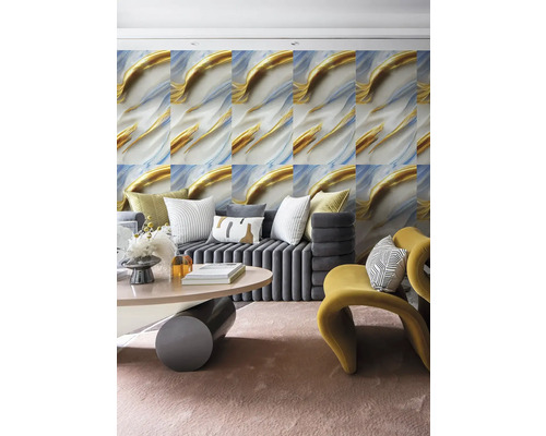 Abstraktní fototapeta s mramorovým vzorem ve zlaté a modré barvě v moderním obývacím pokoji s šedou pohovkou a žlutým křeslem.