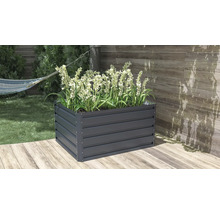 Obdélníkový kovový vyvýšený záhon v antracitové barvě s bílými květinami na dřevěné terase.