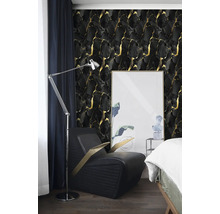 Fototapeta v černé barvě se zlatým mramorovým vzorem v moderně zařízeném pokoji s černým křeslem a stříbrnou stojací lampou.