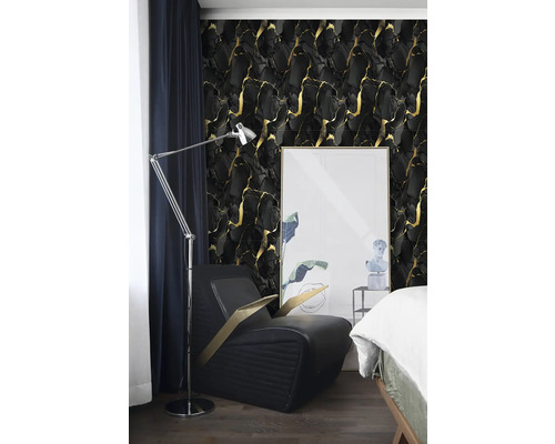 Fototapeta v černé barvě se zlatým mramorovým vzorem v moderně zařízeném pokoji s černým křeslem a stříbrnou stojací lampou.