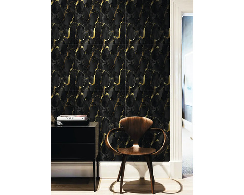 Vliesová tapeta s černo-zlatým mramorovým efektem v moderním pokoji s tmavou komodou a dřevěnou židlí.
