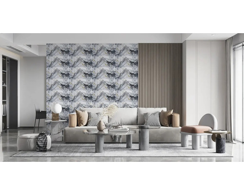 Moderní obývací pokoj s nástěnnými panely v mramorovém dekoru, dřevěnými lamelami, světlou pohovkou a mramorovými stolky.