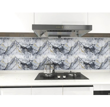 Kuchyňská zástěna s mramorovým efektem nad varnou deskou s hrncem a digestoří v moderní kuchyni.