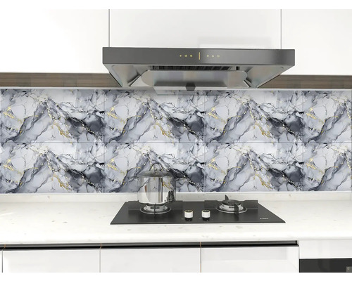 Kuchyňská zástěna s mramorovým efektem nad varnou deskou s hrncem a digestoří v moderní kuchyni.