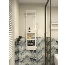 Bílý sprchový regál s integrovanou ruční sprchou v koupelně s obklady ve vzhledu mramoru.