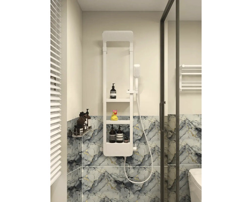 Bílý sprchový regál s integrovanou ruční sprchou v koupelně s obklady ve vzhledu mramoru.