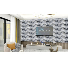 Moderní obývací pokoj s nástěnným obkladem v dekoru mramoru šedo-bílé barvy, televizí na stěně a minimalistickou komodou.