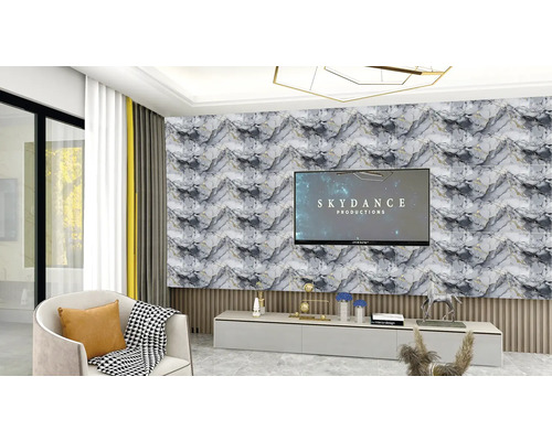 Moderní obývací pokoj s nástěnným obkladem v dekoru mramoru šedo-bílé barvy, televizí na stěně a minimalistickou komodou.