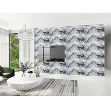 Moderní obývací pokoj s fototapetou se vzorem mramoru s šedým a bílým žilkováním, televizí na stěně a bílým konferenčním stolkem.