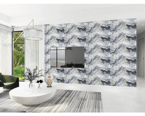 Moderní obývací pokoj s fototapetou se vzorem mramoru s šedým a bílým žilkováním, televizí na stěně a bílým konferenčním stolkem.