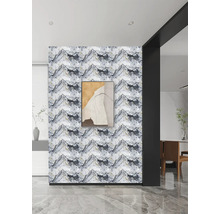 Obklad stěn s mramorovým efektem s šedým a zlatým žilkováním v moderním interiéru.