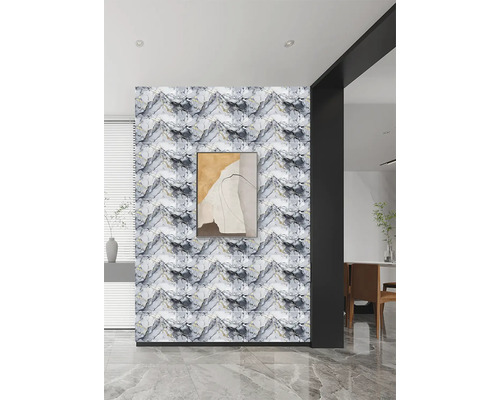 Obklad stěn s mramorovým efektem s šedým a zlatým žilkováním v moderním interiéru.