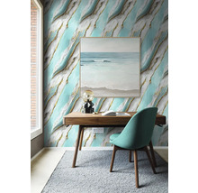 Moderní pracovna s mramorovou tapetou, dřevěným psacím stolem a zelenou židlí ve světlém, organizovaném prostředí.