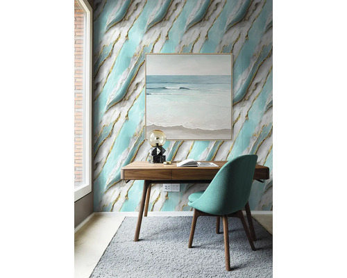 Moderní pracovna s mramorovou tapetou, dřevěným psacím stolem a zelenou židlí ve světlém, organizovaném prostředí.