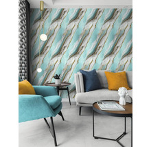 Vliesová tapeta s tyrkysově zlatým mramorovým vzorem v moderním obývacím pokoji s šedou pohovkou a tyrkysovým křeslem.