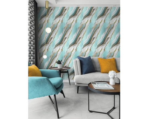 Vliesová tapeta s tyrkysově zlatým mramorovým vzorem v moderním obývacím pokoji s šedou pohovkou a tyrkysovým křeslem.