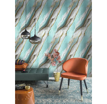 Tapeta s mramorovým efektem v bílé, tyrkysové a zlaté barvě. Moderní obývací pokoj s křeslem, černými lampami a tmavě zelenou lavicí.