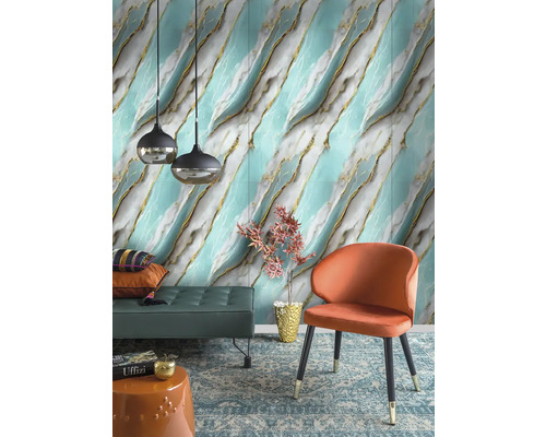 Tapeta s mramorovým efektem v bílé, tyrkysové a zlaté barvě. Moderní obývací pokoj s křeslem, černými lampami a tmavě zelenou lavicí.