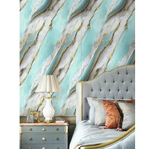 Fototapeta s abstraktním mramorovým vzorem v modré a zlaté barvě v ložnici za čalouněnou postelí a noční lampou.