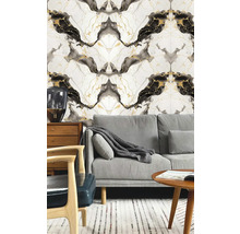 Moderní obývací pokoj s tapetou s mramorovým vzorem v šedé, černé a zlaté barvě. Scéna obsahuje šedou pohovku, dřevěné křeslo a komodu.