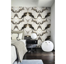 Ložnice s vliesovou tapetou s mramorovým vzorem v černé a zlaté barvě, postel s šedým povlečením a kulaté bílé lampy.