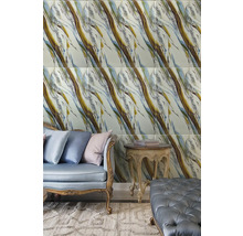 Nástěnná dekorace v mramorovém vzhledu s modrohnědým žilkováním v klasicky zařízeném obývacím pokoji s pohovkou a stolkem.