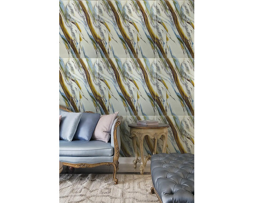 Nástěnná dekorace v mramorovém vzhledu s modrohnědým žilkováním v klasicky zařízeném obývacím pokoji s pohovkou a stolkem.