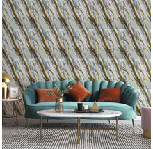 Nástěnný obklad s velkoformátovými dlaždicemi v mramorovém vzhledu s diagonálními žilami za zelenou sametovou pohovkou v obývacím pokoji.