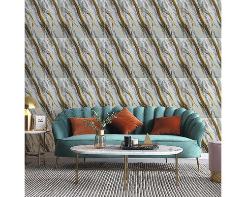 Nástěnný obklad s velkoformátovými dlaždicemi v mramorovém vzhledu s diagonálními žilami za zelenou sametovou pohovkou v obývacím pokoji.