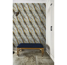 Moderní stěna s obklady v mramorovém vzhledu se zlatými a šedými žilkami, modrou sametovou lavicí a bílou skříní.