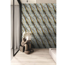 Moderní obývací pokoj s nástěnnými obklady v dekoru mramoru, světlou podlahou se vzhledem dřeva a dekorativní plastikou.