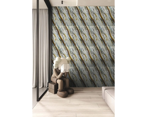 Moderní obývací pokoj s nástěnnými obklady v dekoru mramoru, světlou podlahou se vzhledem dřeva a dekorativní plastikou.