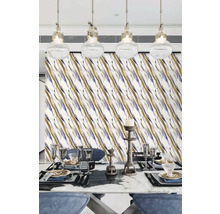 Vliesová tapeta s abstraktním diagonálním vzorem v moderně zařízené jídelně s mramorovým stolem a čtyřmi skleněnými závěsnými svítidly.