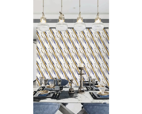 Vliesová tapeta s abstraktním diagonálním vzorem v moderně zařízené jídelně s mramorovým stolem a čtyřmi skleněnými závěsnými svítidly.